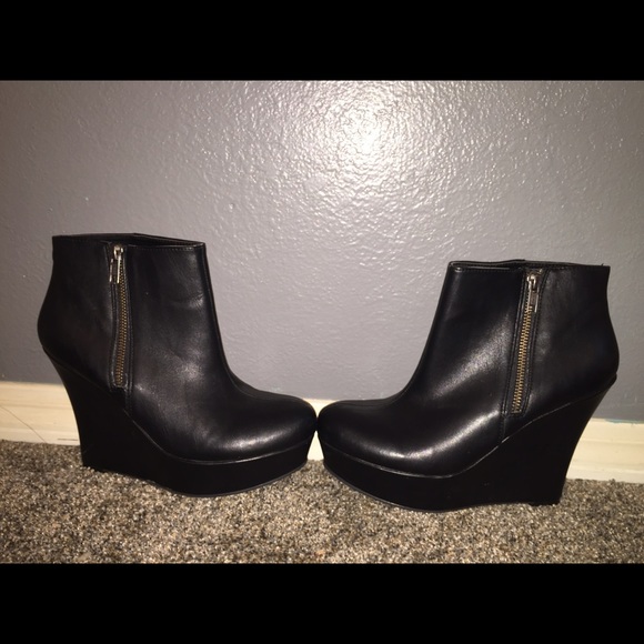 Black booties. - Picture 3 of 4