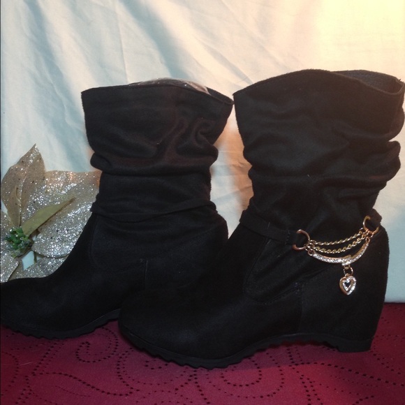 🎀SALE🎀Black sued boots w gold. Chain