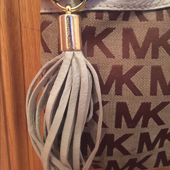 Michael Kors cross body bag! - Picture 2 of 3