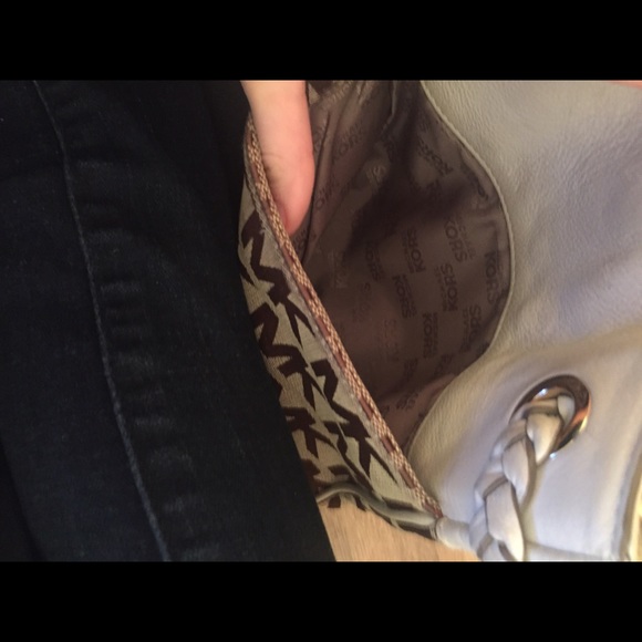 Michael Kors cross body bag! - Picture 3 of 3