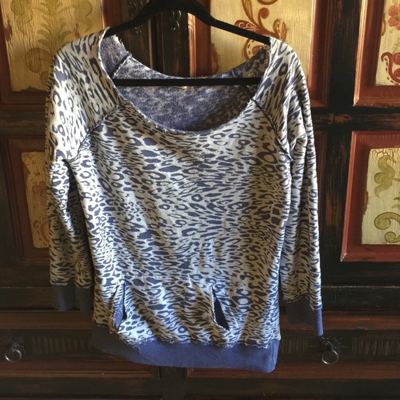Soft oversized sweatshirt -blue&white animal print