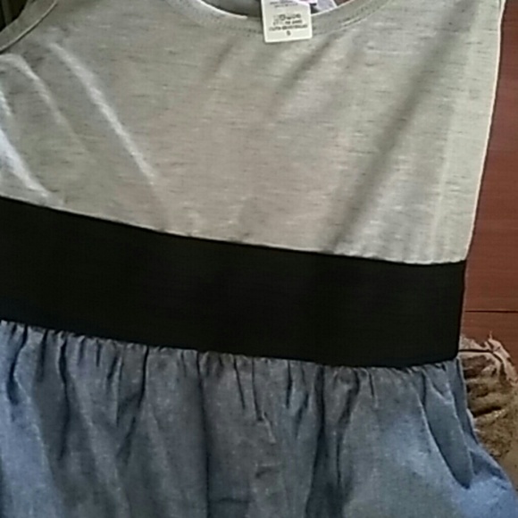 Dresss - Picture 2 of 2