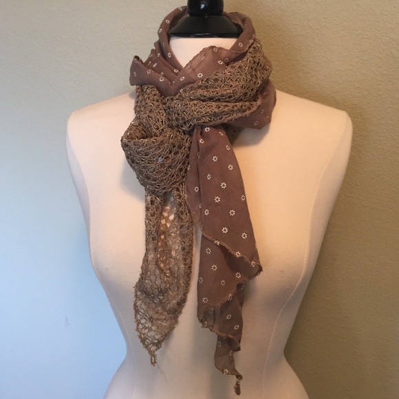 🌟NWT Brown Scarf with Lace and Sequin Detailing🌟