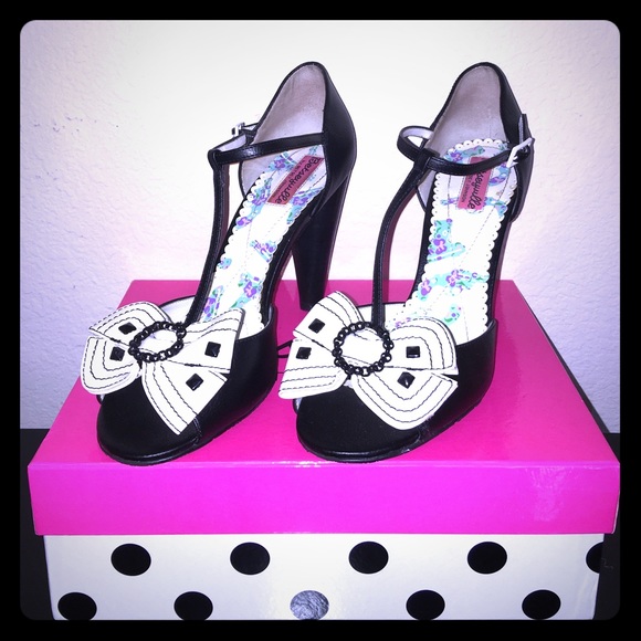 💕HOST PICK💕Betsey Johnson t-strap pumps