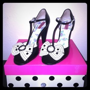 💕HOST PICK💕Betsey Johnson t-strap pumps