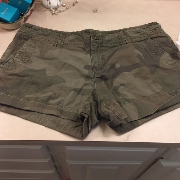 American Eagle Outfitters Pants - Camo print AEO shorts