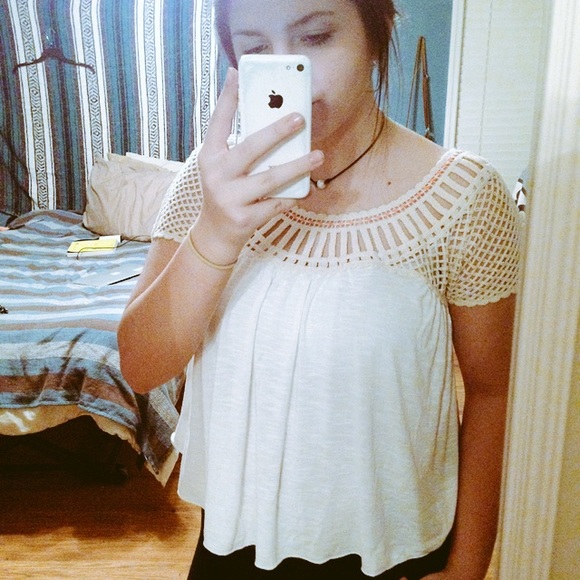 cream flowy American eagle top - Picture 1 of 4