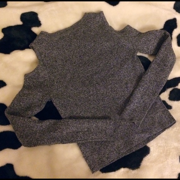 Marble Gray Cold Shoulder Cropped Sweater - Picture 3 of 4