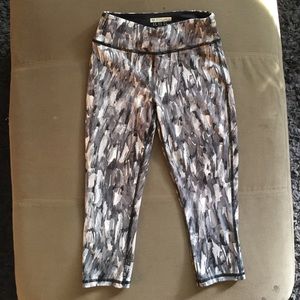 Forever 21 Capri Yoga Pants in XS