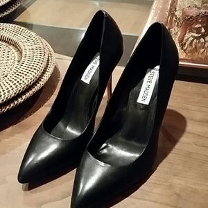 Steve Madden shoes size 8.5. Gold tone inside heel