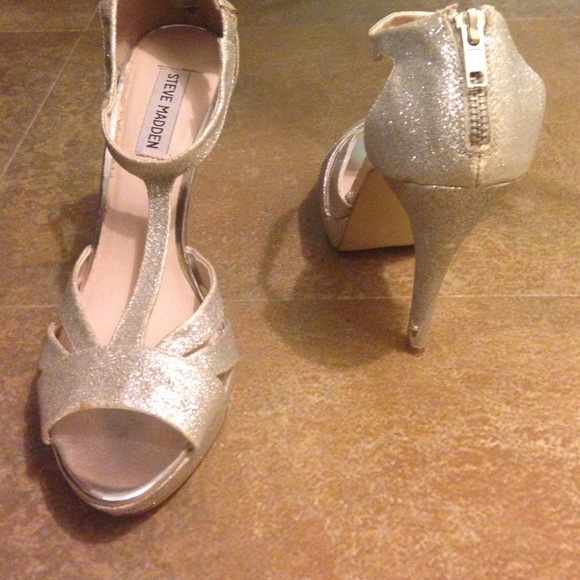 Silver shoes - Picture 2 of 2
