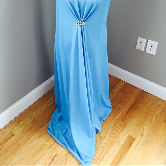 Very long dramatic 70s gown with brooch - Picture 2 of 4