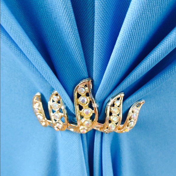 Very long dramatic 70s gown with brooch - Picture 3 of 4