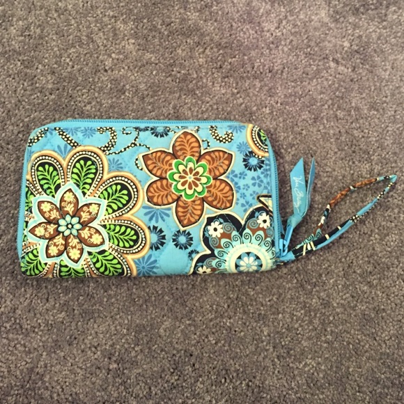 Vera Bradley zip around wristlet