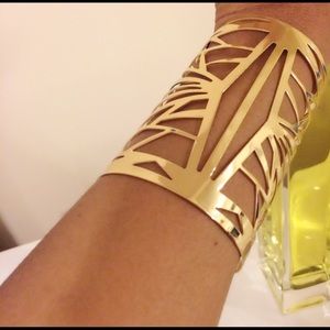 ✨🆕 IN PACKAGE. Beautiful Fashion Cuff Bracelet✨