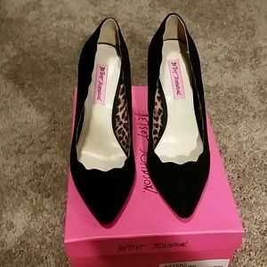 Betsey johnson black suede heels