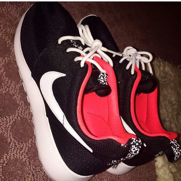 Almost brand new women's roshes