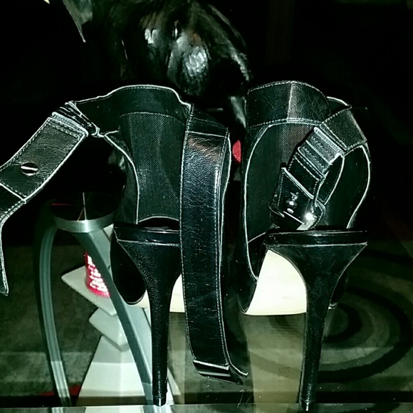 Guess - Picture 3 of 4