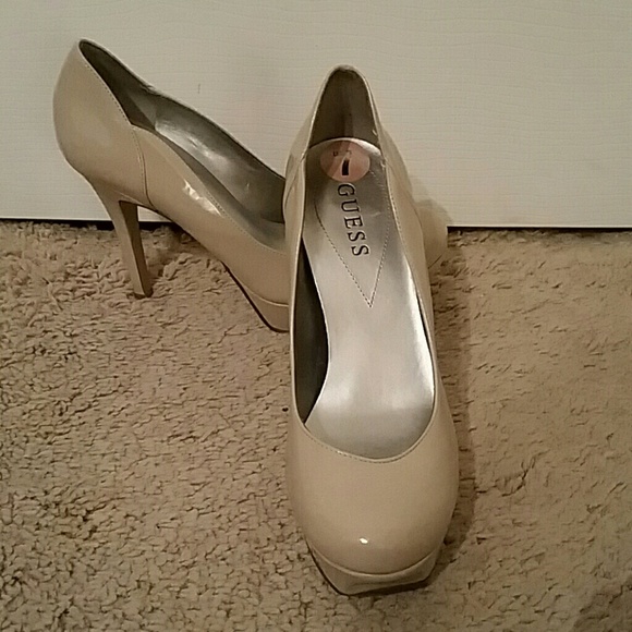 Guess Pumps