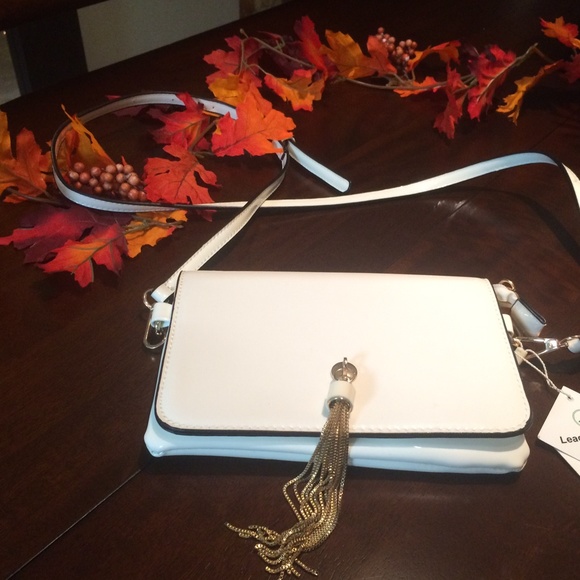 🎁 NWT White CLUTCH bag with gold chain