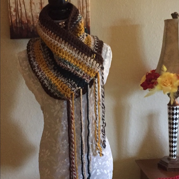 Crocheted cowl with fringe