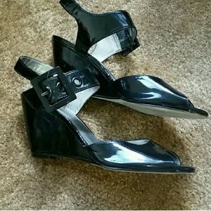 APT 9 SHINEY BLACK WEDGES