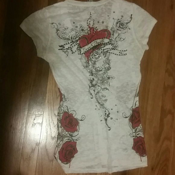 Adorable vneck tee-shirt! - Picture 2 of 2