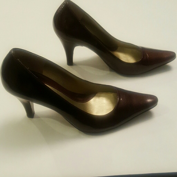 Classy  Kenneth Cole Reaction Patent Leather Heels - Picture 3 of 4