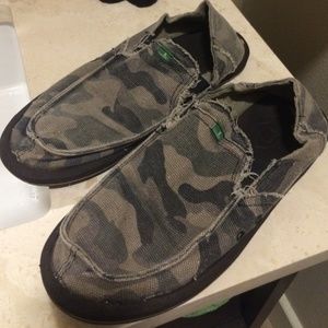 Mens/ Boys camo Sanuks. Size 8. Great but outgrown