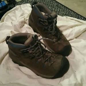 Keen light hiking boot