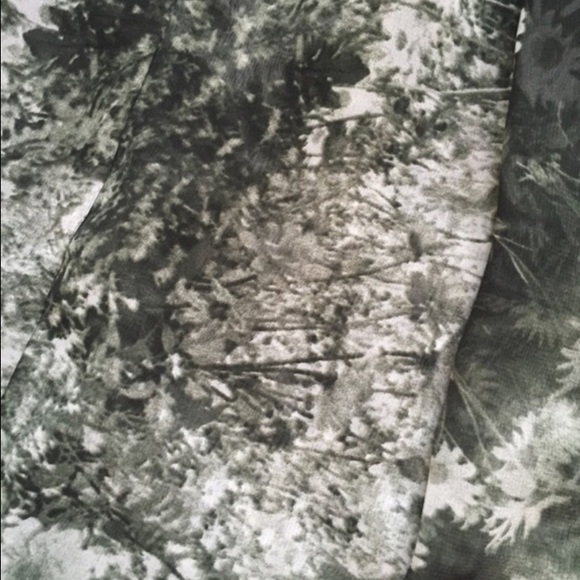 Black and White Flower Skirt - Picture 4 of 4