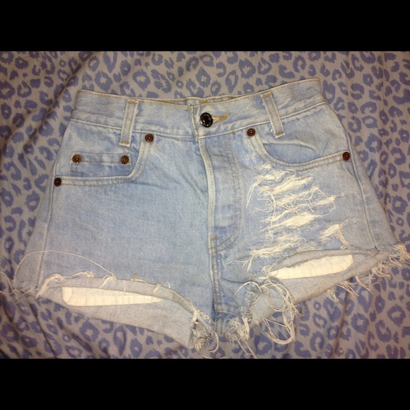 sexy Levi booty shorts 😍