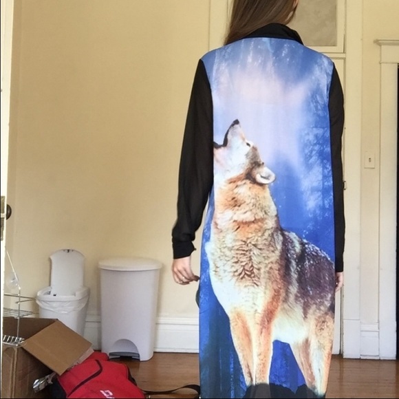 Light weight wolf sweater - Picture 4 of 4