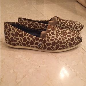 TOMS women's giraffe print slip-ons