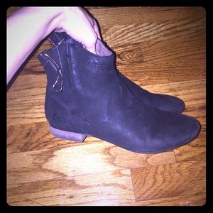 Black Sam Edelman bootie. Worn in good condition.