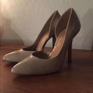 BRAND NEW BCBG nude pumps