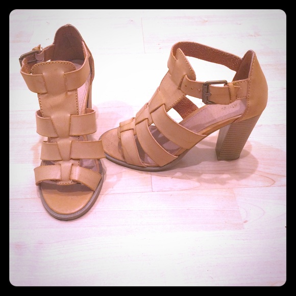 Strappy heels🎀