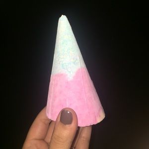 Lush bath bomb