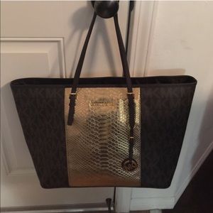 Trade w/ anniesegrue Mk  jet set tote