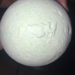 Lush bath bomb