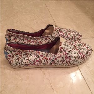 TOMS women's floral pattern slip-ons