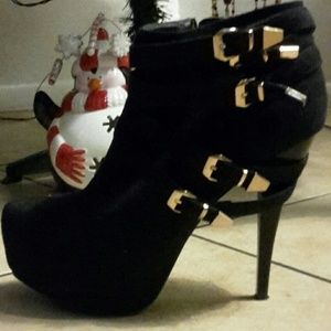 💲FLASH SALE TODAY ONLY!💲Black Buckle Booties