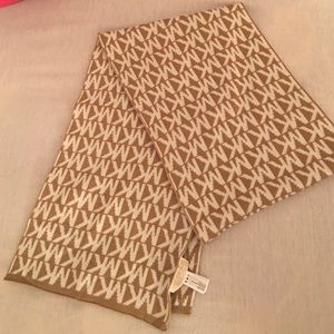 ☃❄️💯% Authentic Michael Kors Tan and White Scarf