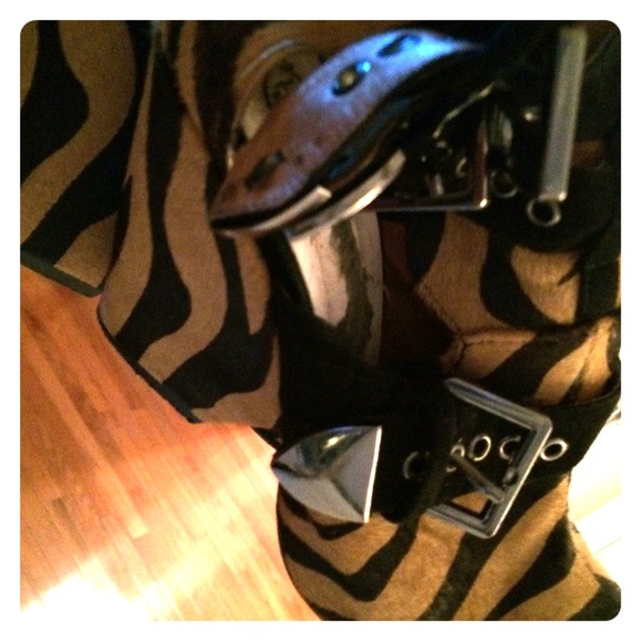 MUST SEE! VERY RARE NASTY GAL TIGER STRIPE BOOTIES