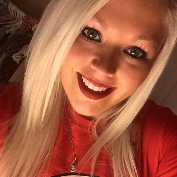 Meet your Posher, Hillary - Picture 1 of 1