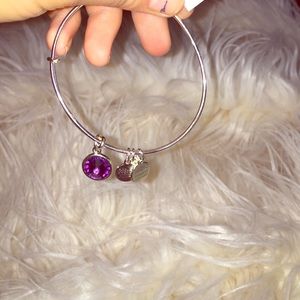 never worn and is adjustable to fit any size