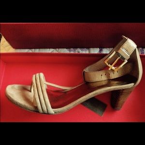 DONALD J PLINER Pretty💃🏽Tan Suede sandal