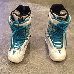 In used condition Lara Deeluxe snowboarding boots.