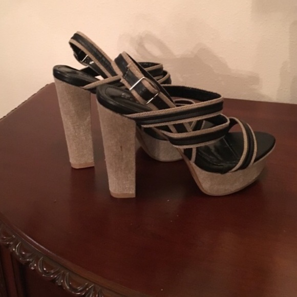 Black and Tan Open Toe Platform Heel - Picture 2 of 3