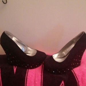 Black wedge w/grommet accents